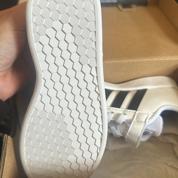 Little boy’s Adidas Grand Court C sneakers- new in box! Never worn! - Picture 4 of 4